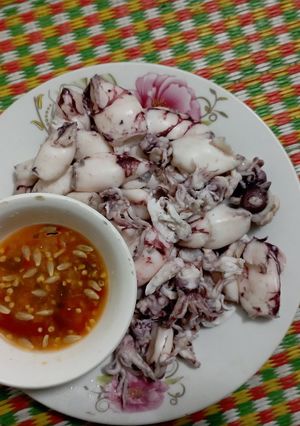Hình của món Mực hấp chấm mắm chua ngọt.
