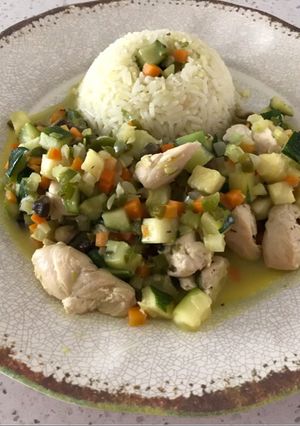 Una foto de Pollo con verduras en brunoise