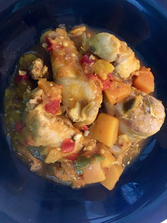 Una foto de Pollo en salsa con pisto de calabaza (aprovechamiento)