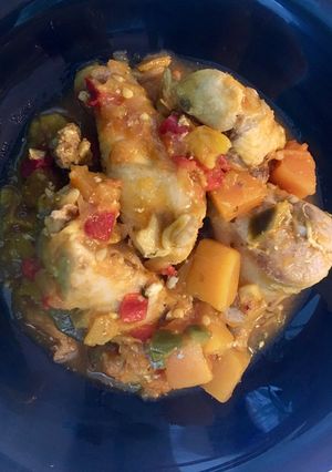 Foto principal de Pollo en salsa con pisto de calabaza (aprovechamiento)