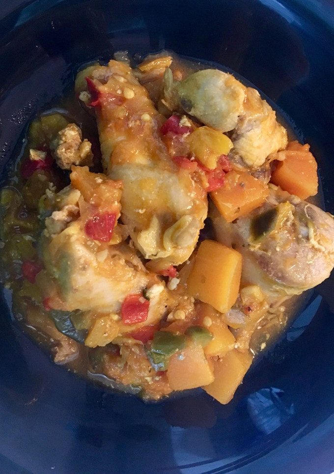 Una foto de Pollo en salsa con pisto de calabaza (aprovechamiento)