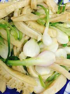 Hình của món Sách Bò Xào Củ Hành.