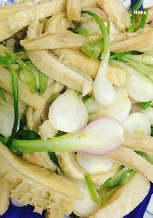 Hình của món Sách Bò Xào Củ Hành.
