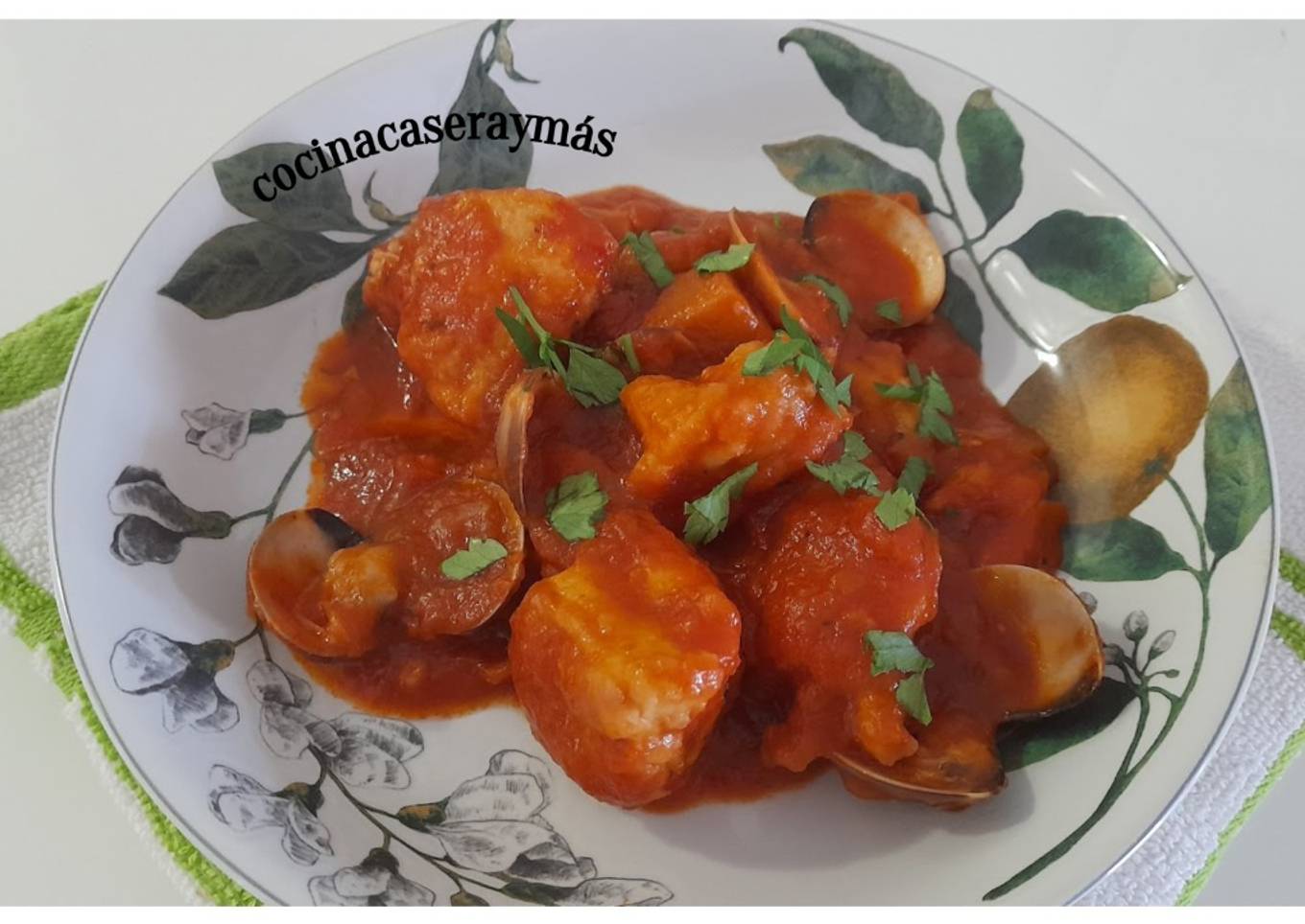 Bonito con almejas a la cazuela