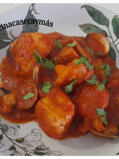 Una foto de Bonito con almejas a la cazuela