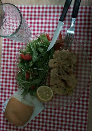Una foto de Marinera de bola de lomo y ensalada de rúcula