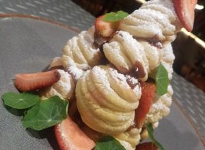 Una foto de 🍓Petit Croquembouche🎂🍓