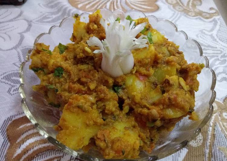 Steps to Prepare Award-winning Baby potatoes in spicy Curd Masala