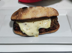 Una foto de Sándwich de Chili de carne y poroto negro