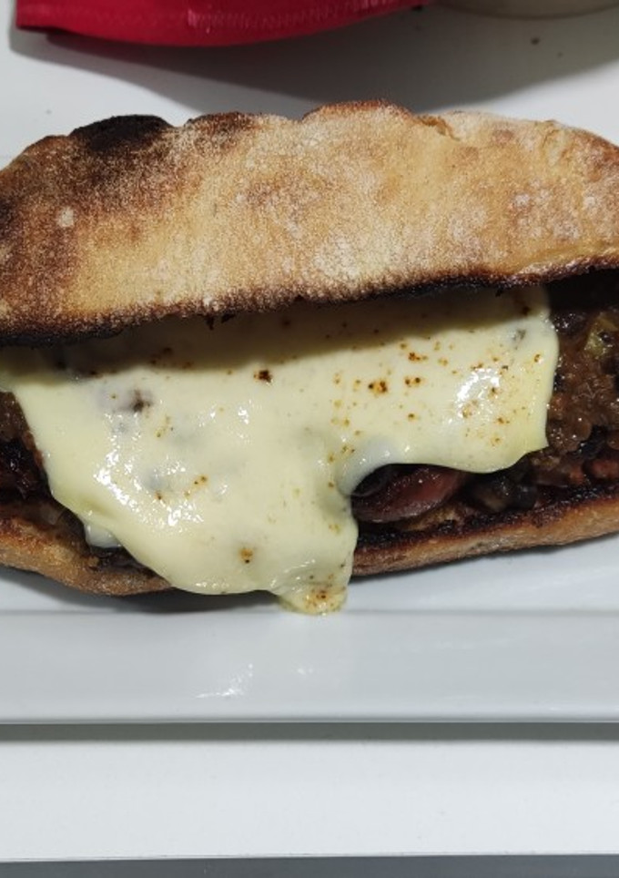 Una foto de Sándwich de Chili de carne y poroto negro