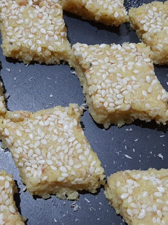 तिल दूध पाउडर बर्फी (Til doodh powder barfi recipe in hindi) रेसिपी मुख्य फोटो