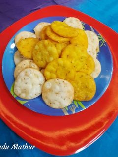 सफेद पीली मठरी (Safed Pili Mathri recipe in Hindi) रेसिपी मुख्य फोटो