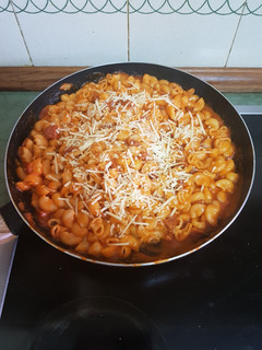 Una foto de Macarrones con queso y chorizo