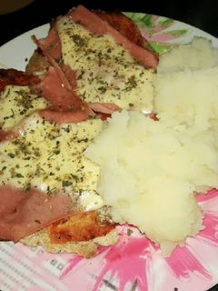 Una foto de Milanesas napolitana con puré de papa