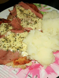 Una foto de Milanesas napolitana con puré de papa