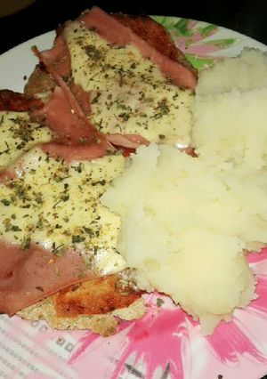 Una foto de Milanesas napolitana con puré de papa