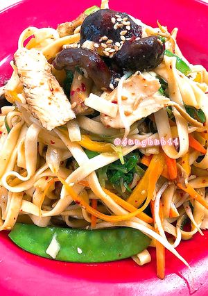 Hình của món Salad Mì Gà 🥗.