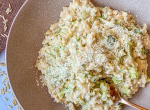 Foto principal de Arroz integral cremoso con brócoli y grana padano