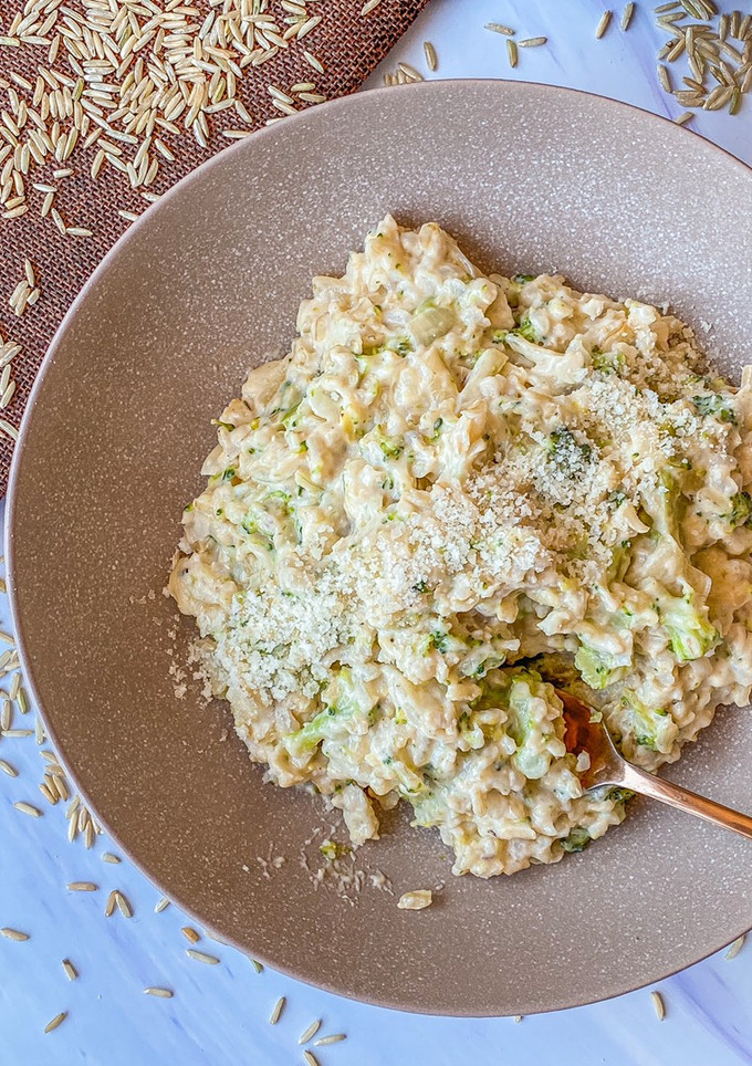 Una foto de Arroz integral cremoso con brócoli y grana padano