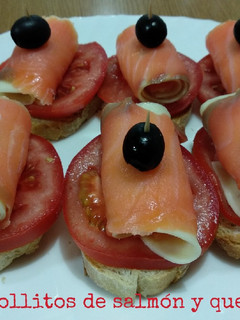 Una foto de Rollitos de salmón ahumado y queso