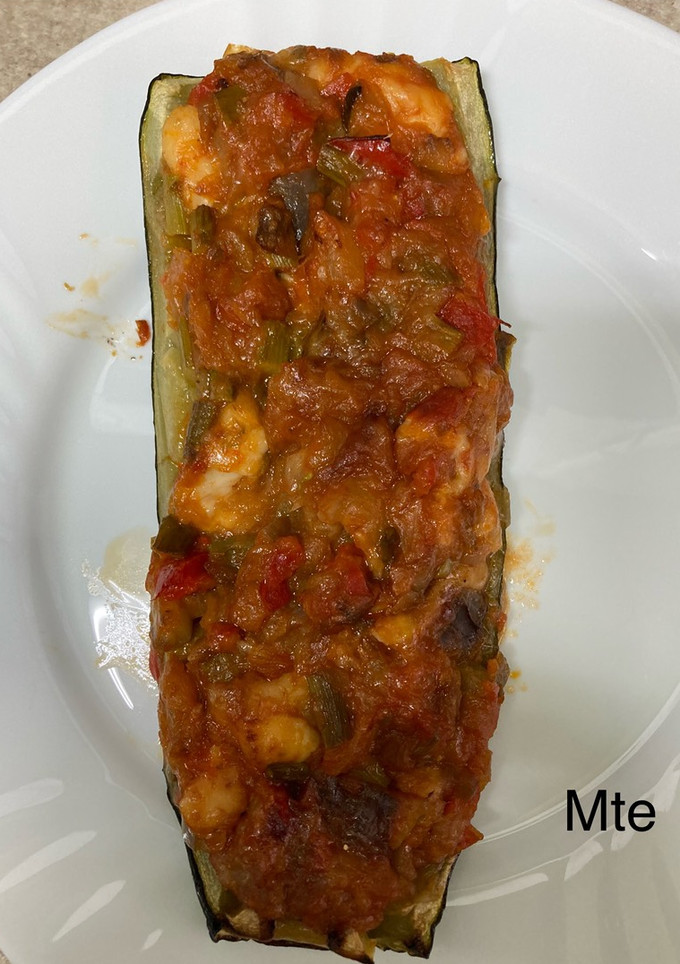Una foto de Calabacín relleno de pisto con queso emmental