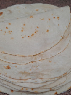Una foto de Tortillas de harina de trigo muy fáciles para tacos, quesadillas