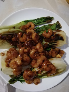 Una foto de Pak Choi con gambas