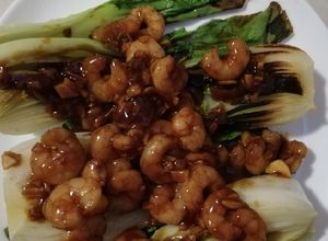 Una foto de Pak Choi con gambas