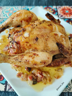 Una foto de Picantón al horno relleno de cebolla, bacon y frutos secos