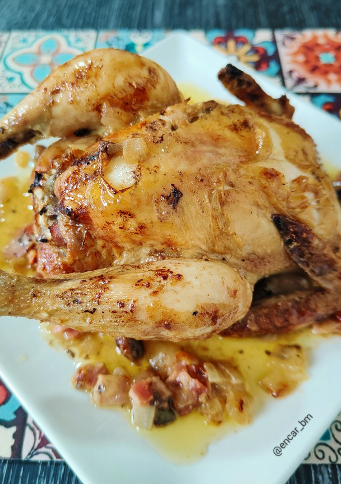 Una foto de Picantón al horno relleno de cebolla, bacon y frutos secos