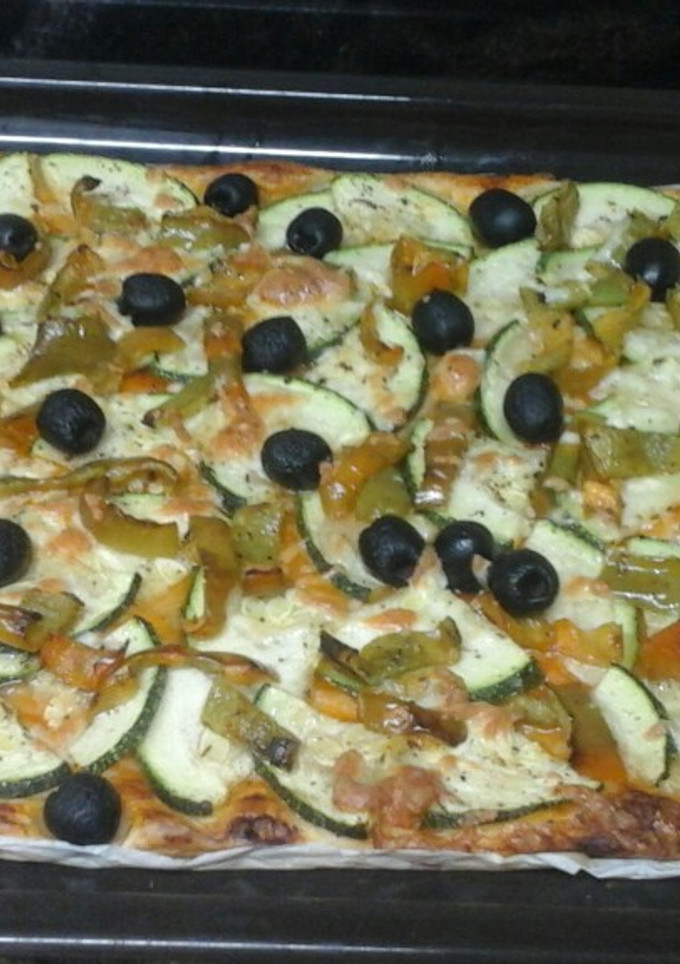Una foto de Hojaldre con calabacín y pimiento verde
