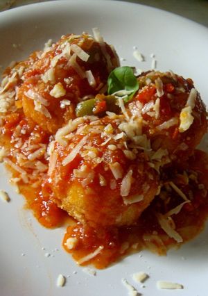 Una foto de Bombas de papa y salsa con aceitunas