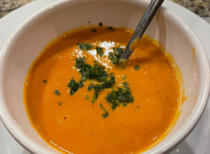 Una foto de 🔴 SOPA THAI RED LENTIL Y COCONUT 🥥 🥕