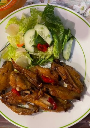 A picture of Fried Chicken Wings with Fish Sauce.