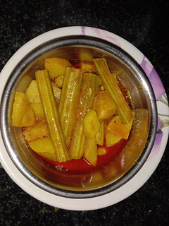 સરગવા બટાકા નું શાક (Saragva Bataka Shak Recipe In Gujarati) રેસીપી મુખ્ય ફોટો