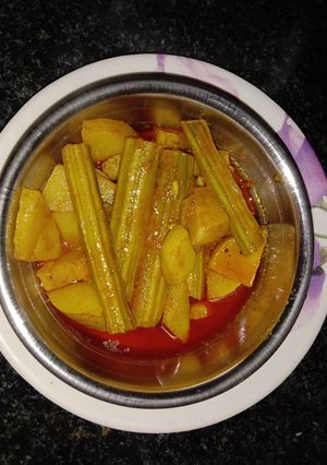 સરગવા બટાકા નું શાક (Saragva Bataka Shak Recipe In Gujarati) રેસીપી મુખ્ય ફોટો
