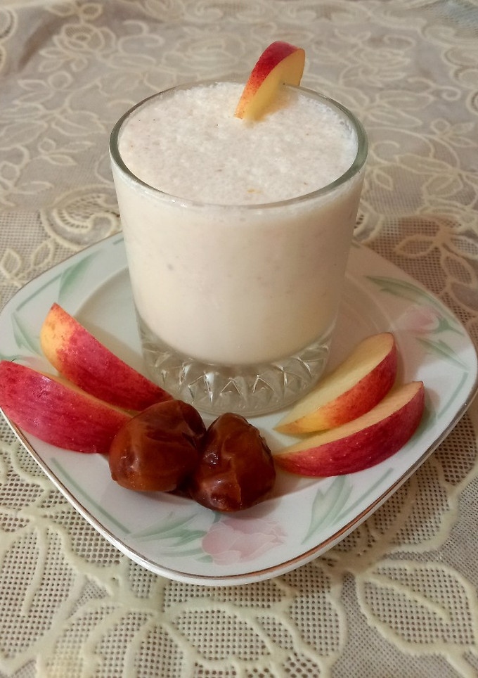 A picture of Apple and date shake, without sugar 🍎🍎.