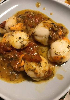 Une photo de Noix de saint Jacques aux tomates, échalotes, ail et persil