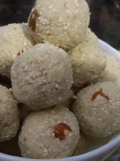 तिल के लाडू (Til ke Ladoo recipe in hindi) रेसिपी मुख्य फोटो