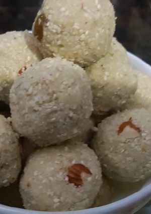 तिल के लाडू (Til ke Ladoo recipe in hindi) रेसिपी मुख्य फोटो