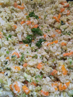 Una foto de Arroz🍚de brócoli🥦y coliflor🥕al cilantro🌿🥡🫛
