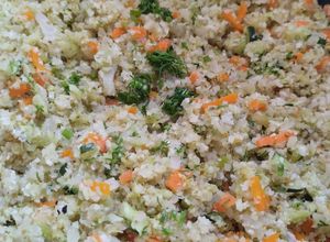 Una foto de Arroz🍚de brócoli🥦y coliflor🥕al cilantro🌿🥡🫛