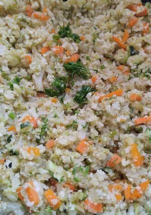 Una foto de Arroz🍚de brócoli🥦y coliflor🥕al cilantro🌿🥡🫛