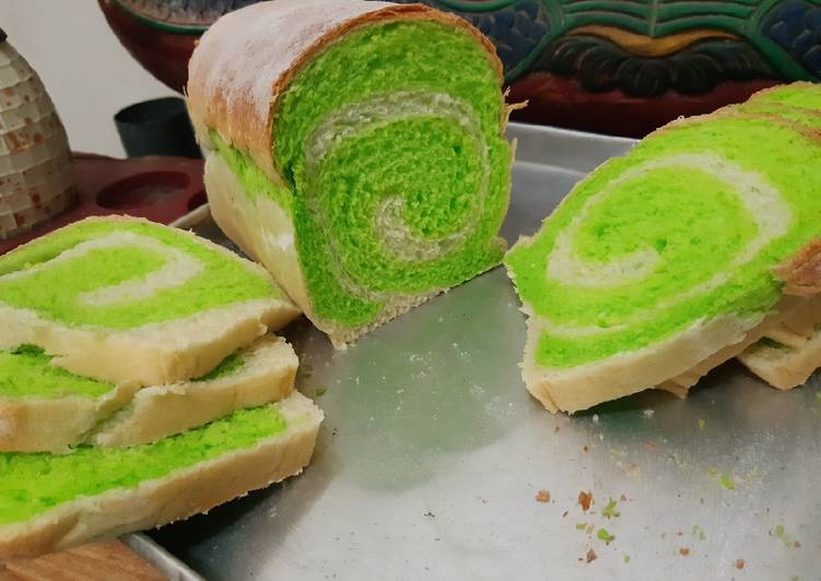 Roti tawar pandan swirl