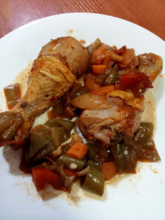 Una foto de Jamoncitos de pollo con verduritas