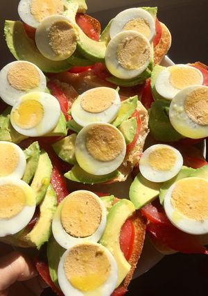 Una foto de Tostada de aguacate 🥑