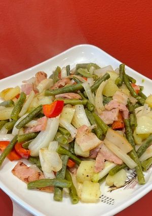Una foto de Papas con habichuelas y bacon 🥓
