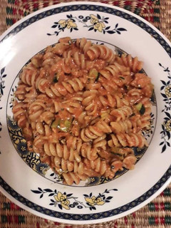 Una foto de Fideos tornillos en salsa de tomate con zapallitos