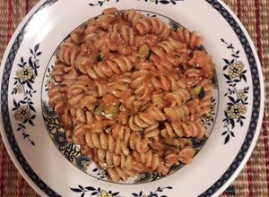 Una foto de Fideos tornillos en salsa de tomate con zapallitos