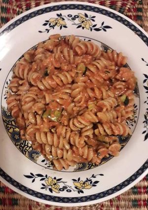 Una foto de Fideos tornillos en salsa de tomate con zapallitos